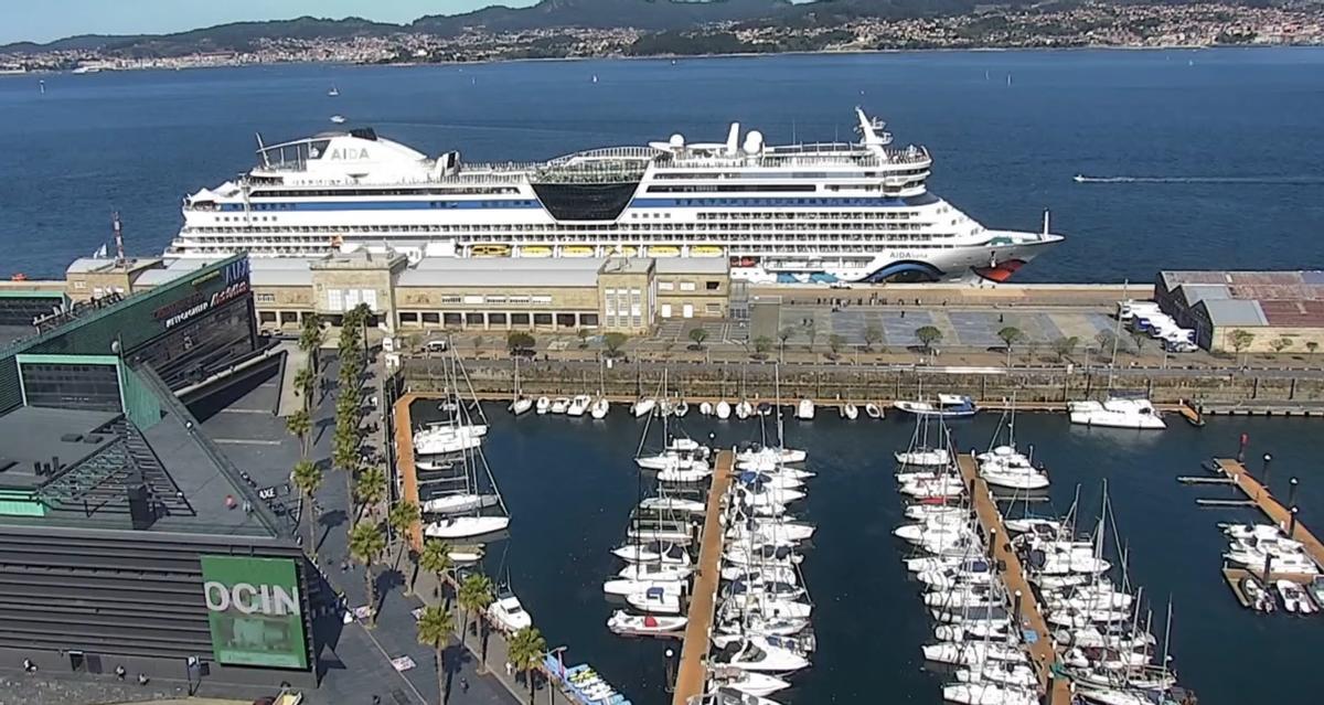 El crucero alemán «AidaLuna», atracado en el puerto de Vigo