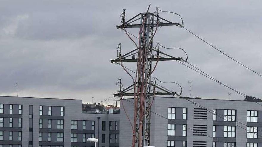 Una de las torres de media tensión del parque ofimático.