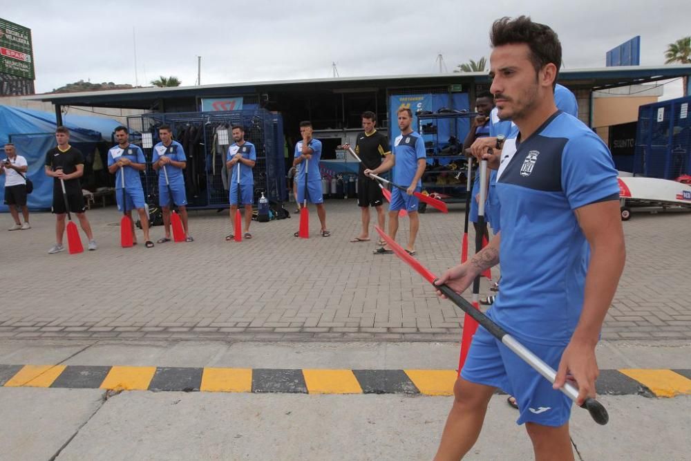 Los jugadores del FC Cartagena en el Club de Regat