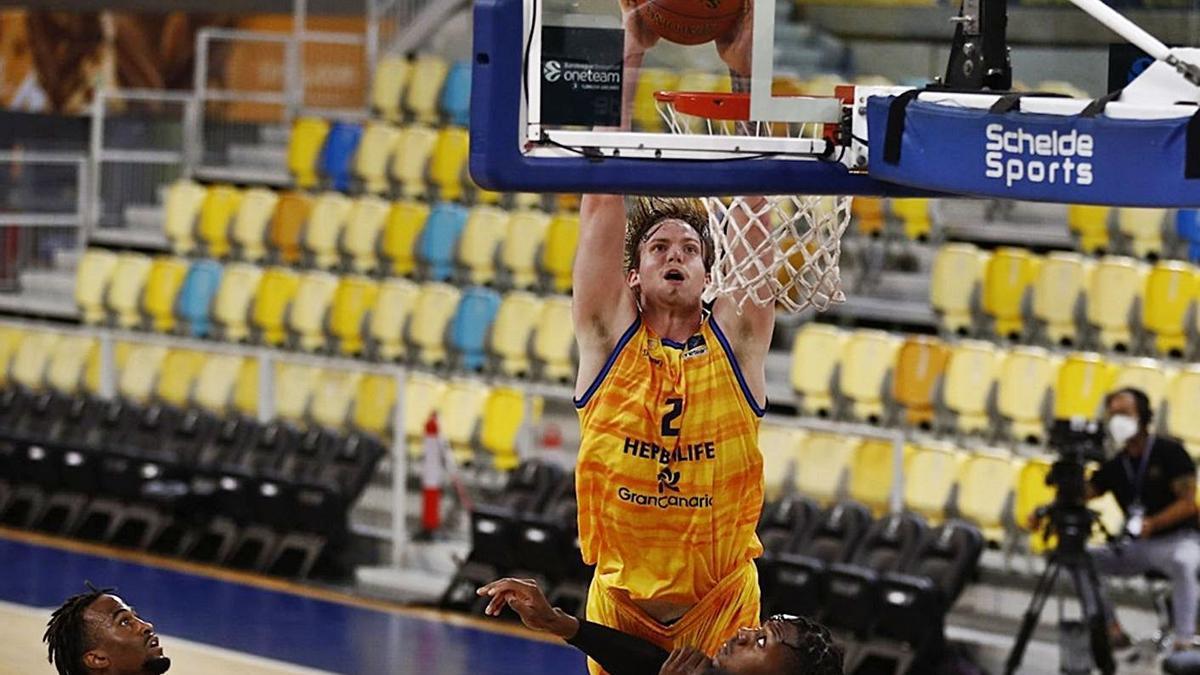 Olek Balcerowski machaca el aro del Mónaco en el segundo partido de la semifinal ante el Mónaco, en el Arena. | | EUROCUP