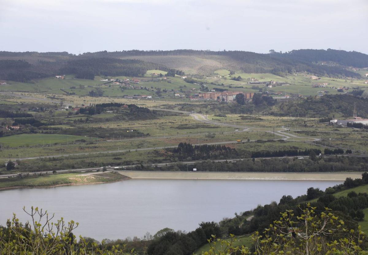 Vista de terrenos de la Zalia, al otro lado del embalse de San Andrés de los Tacones y de la autopista «Y». | ÁNGEL GONZÁLEZ