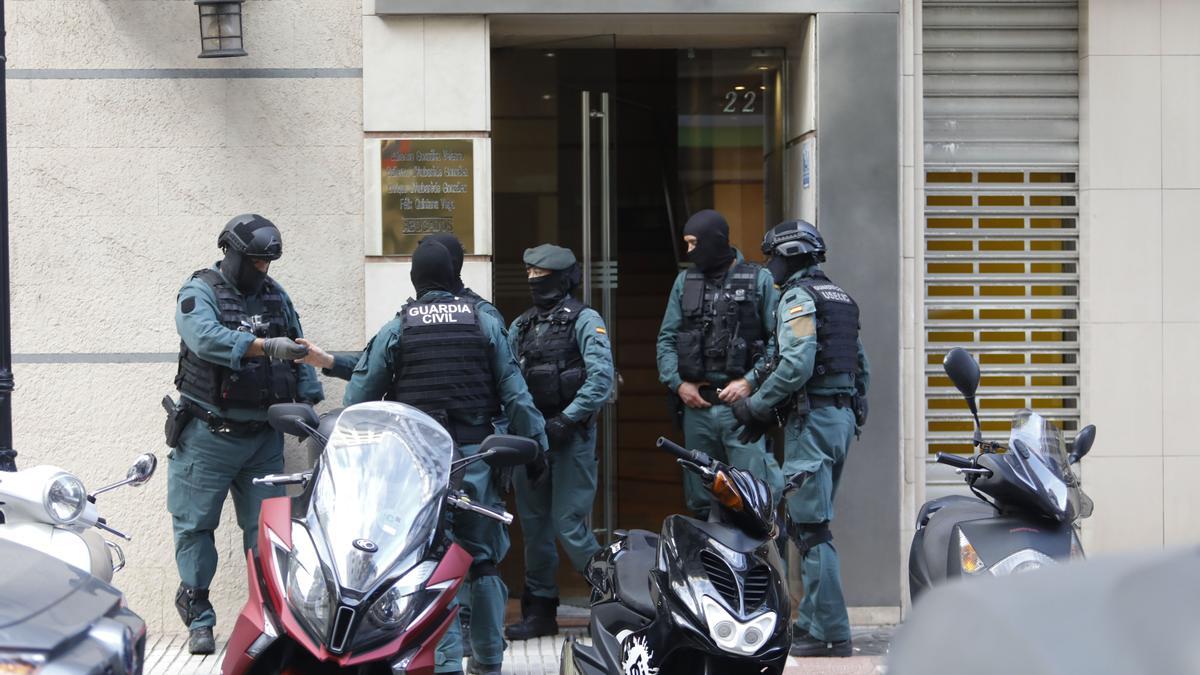 Amplio despliegue de la Guardia Civil para registrar un piso en el centro de Gijón