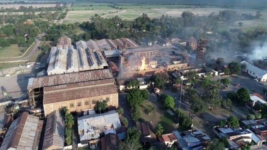 El incendio en una planta azucarera de Argentina deja al menos cinco muertos