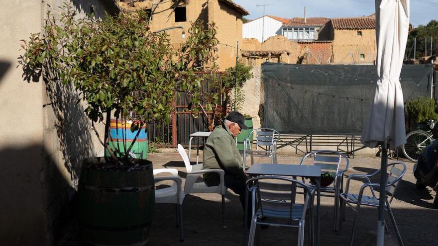 Un hombre, este jueves, en la terraza de un establecimiento situado en Villanueva de las Peras.