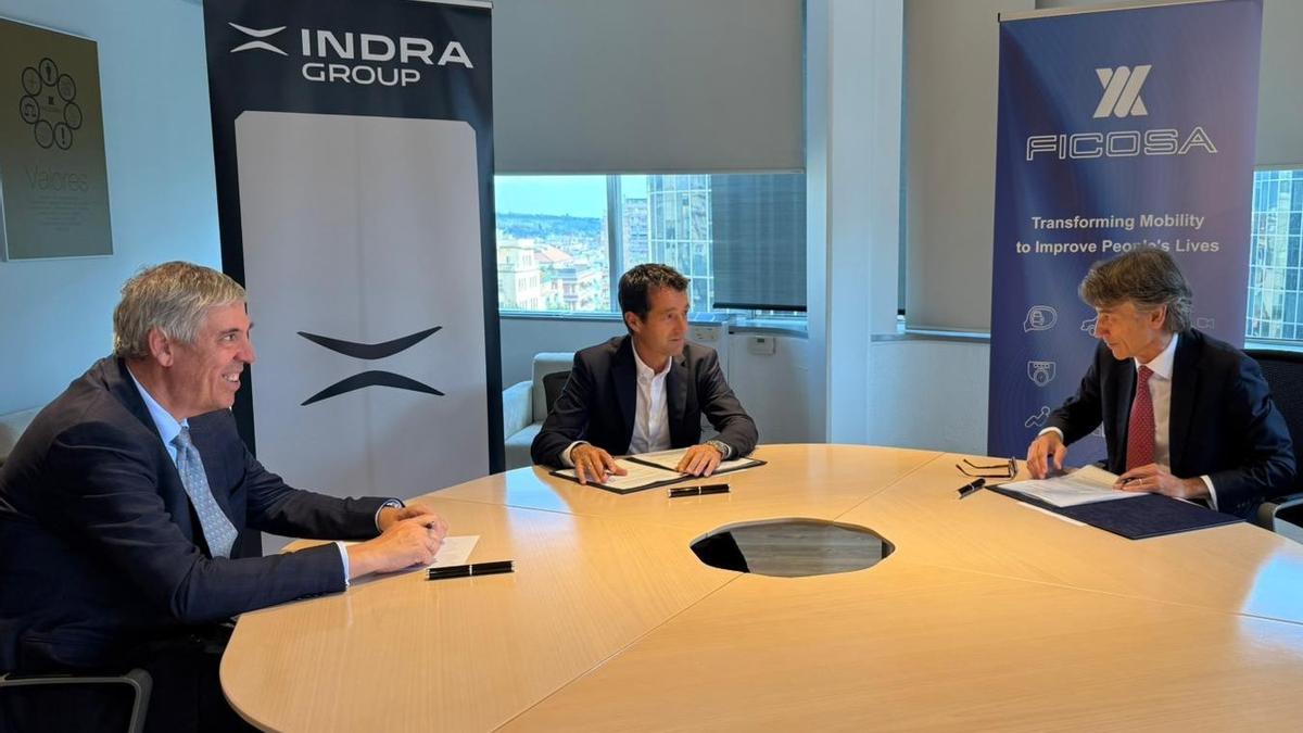 De izquierda a derecha: el consejero delegado de Indra, José Vicente de los Mozos; el presidente de Indra, Ángel Escribano y presidente ejecutivo, Ángel Escribano, y Javier Pujol, consejero de Ficosa Inversión.