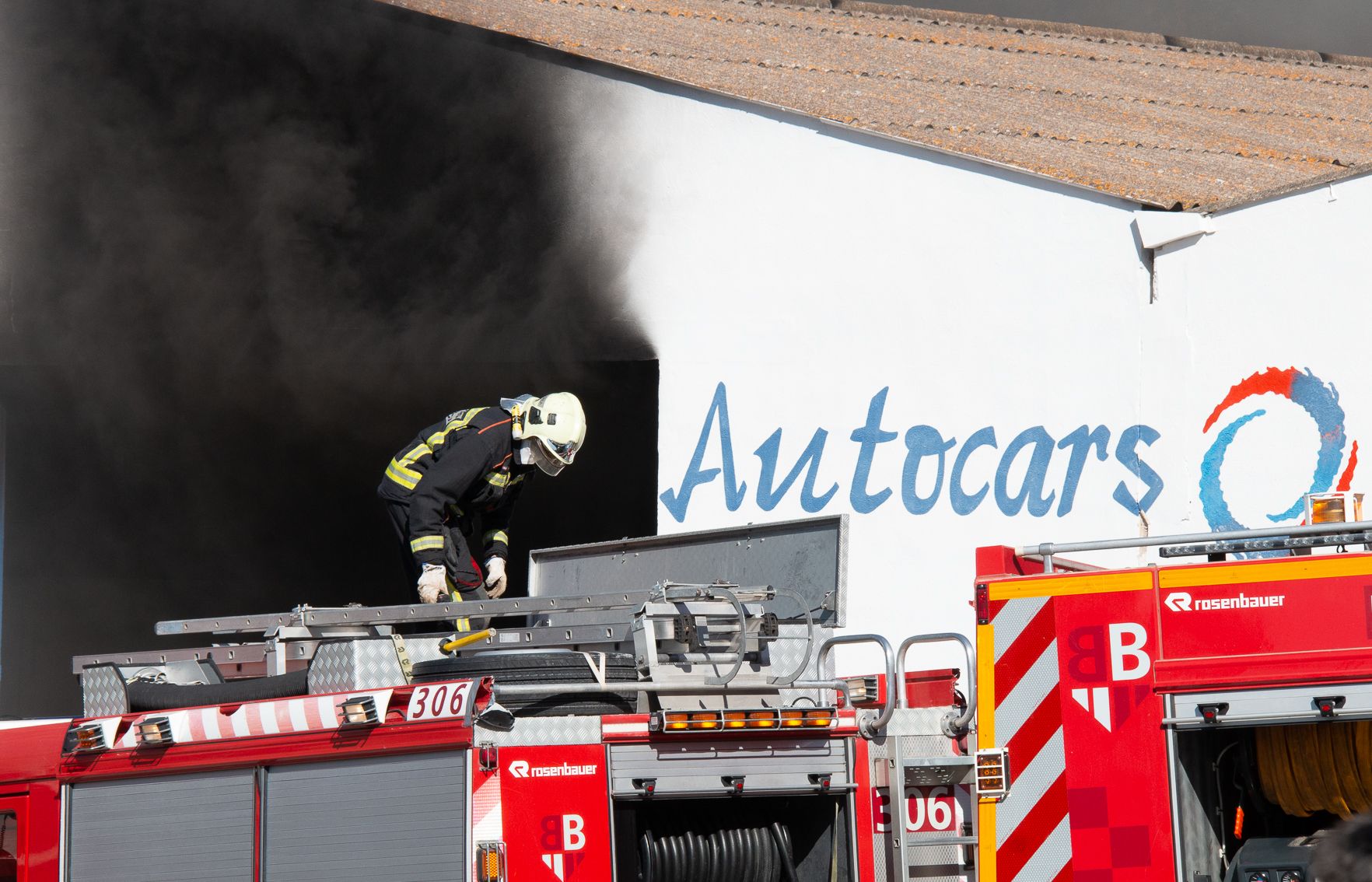 21 trabajadores intoxicados en el incendio en un hangar de autobuses de Andratx