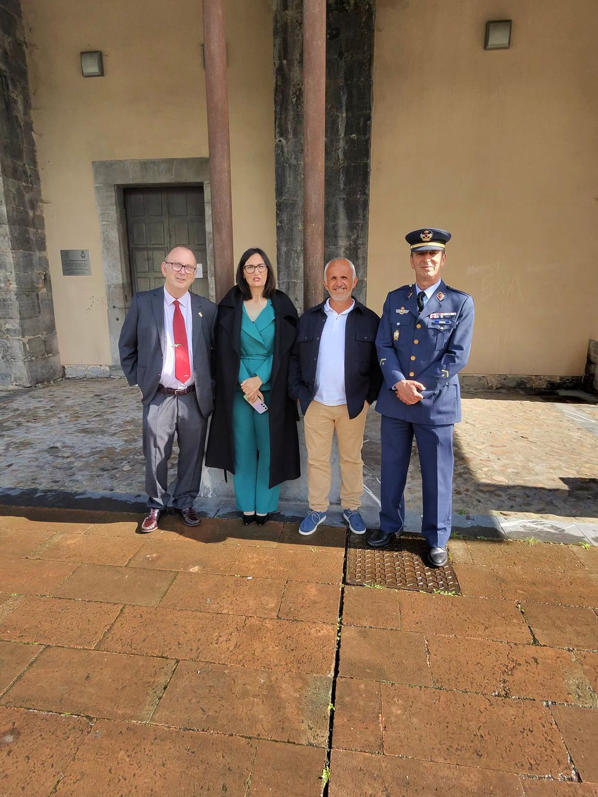 Algunos de los asistentes a la reunión de la Hermandad de Santo Toribio de Liébana en Cangas de Onís.