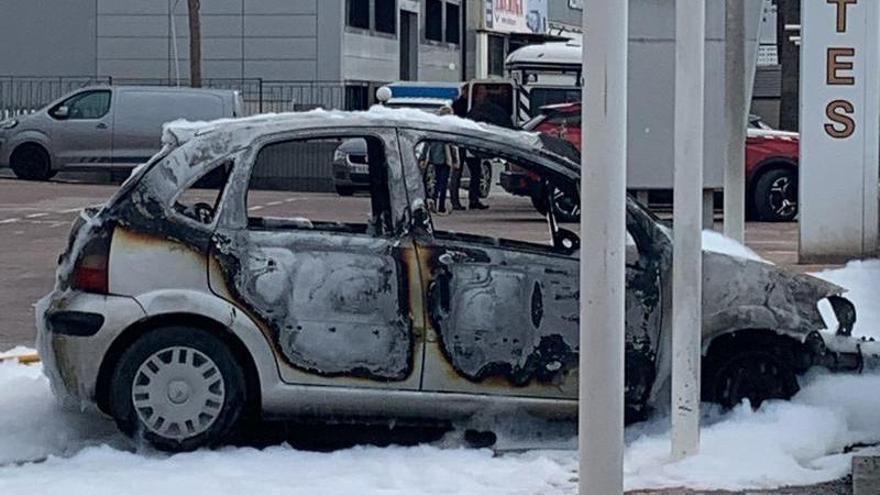 Un coche, envuelto en llamas cerca del aeropuerto de Ibiza