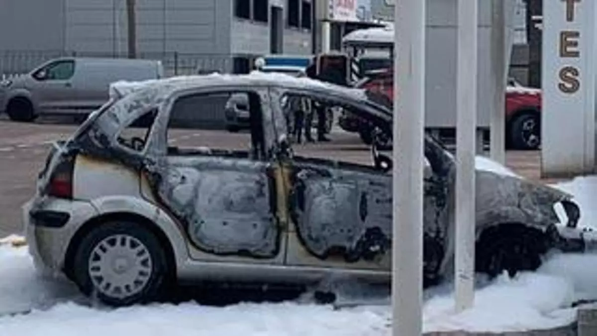 Un coche, envuelto en llamas cerca del aeropuerto de Ibiza