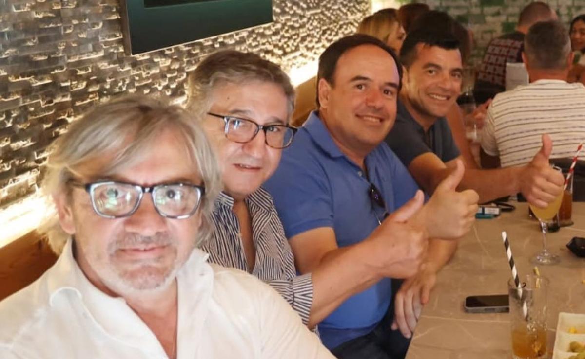 El secretario autonómico Javier Sendra, junto al conseller José Antonio Rovira, el presidente Juanfran Pérez Llorca y el director general, Miguel Ángel Ivorra, presenciando un partido de la selección española en un bar de Alicante.