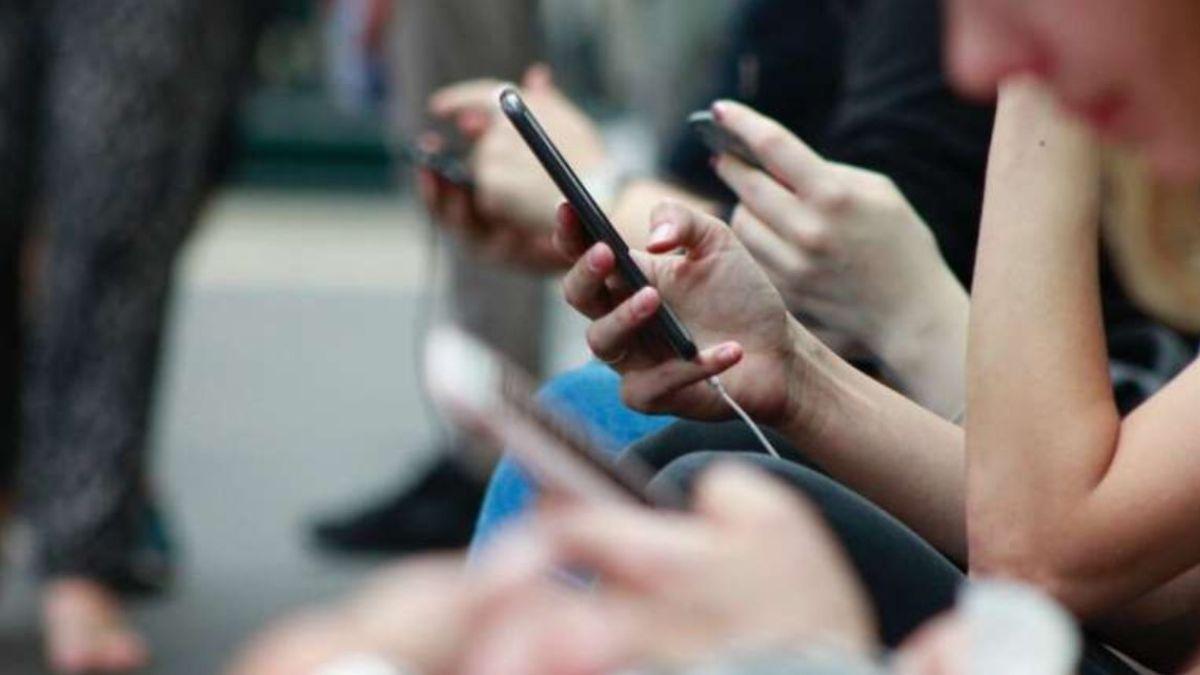 El uso extremo de redes sociales aumenta peligrosamente la sensación de soledad.