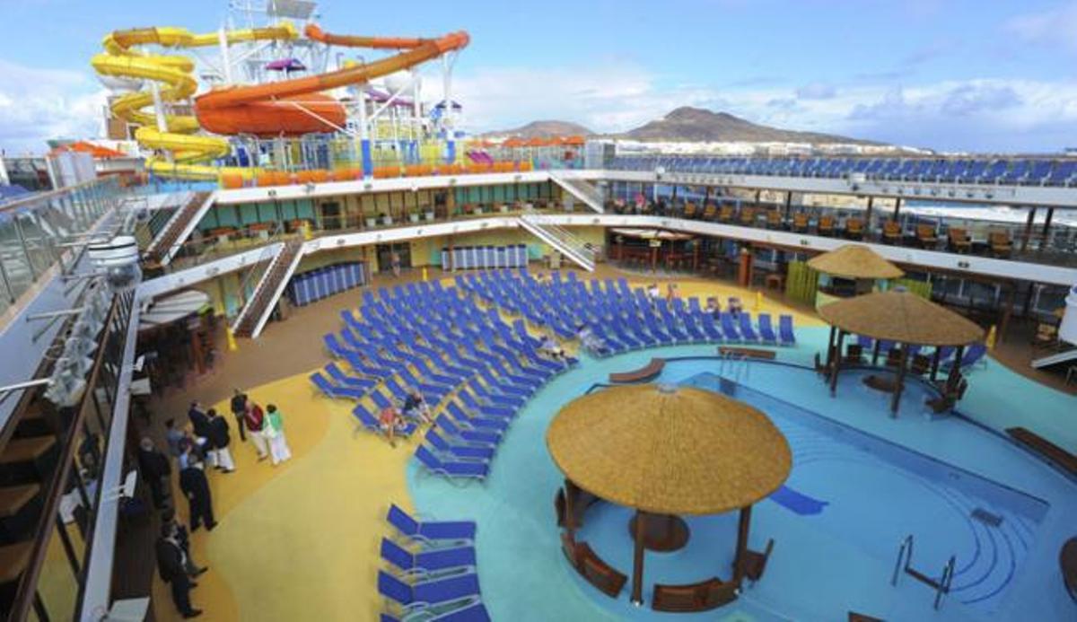 Vista de la cubierta del buque 'Carnival Breeze', atracado en el muelle Santa Catalina, en una imagen de noviembre de 2012. | andrés cruz