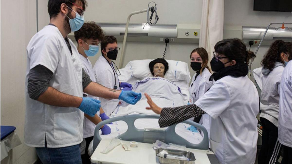 Alumnos de FP de la rama sanitaria realizan unas prácticas.