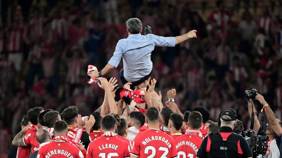 Los jugadores del Athletic mantean a Valverde, su entrenador, tras ganar la Copa del Rey al Mallorca en la tanda de penaltis.