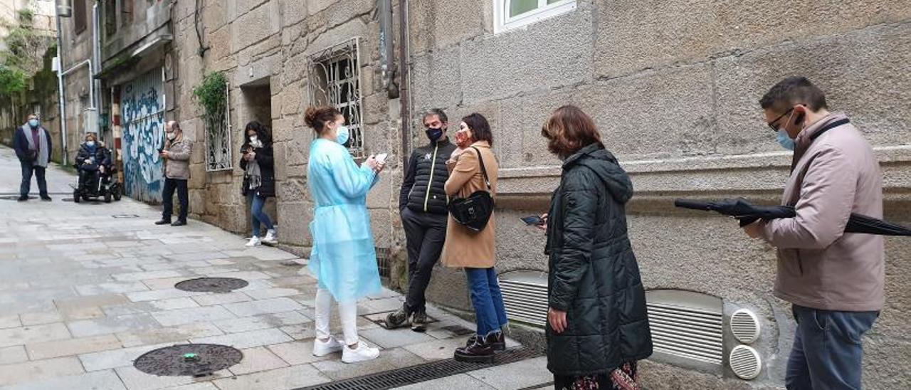 Colas para hacerse una prueba diagnóstica de COVID en una clínica privada de la ciudad.