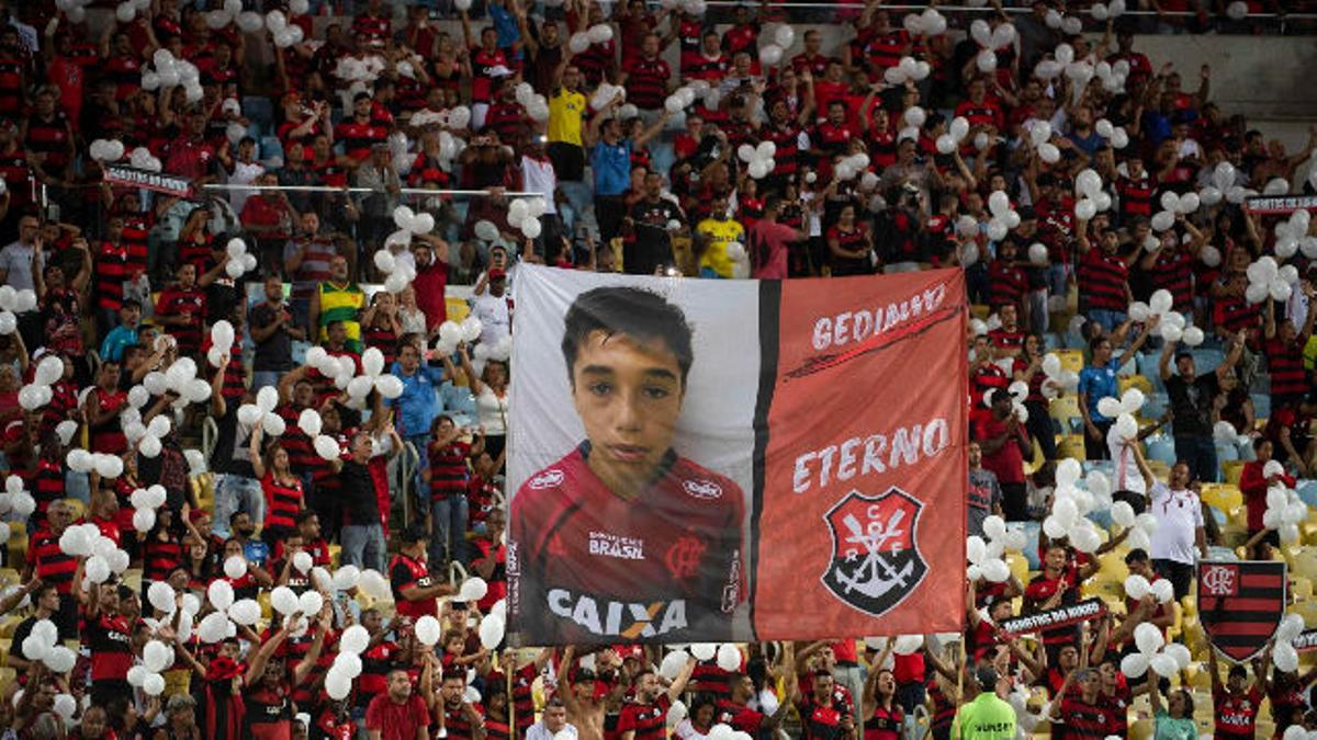 La afición del Flamengo rinde un bonito homenaje a los 10 fallecidos