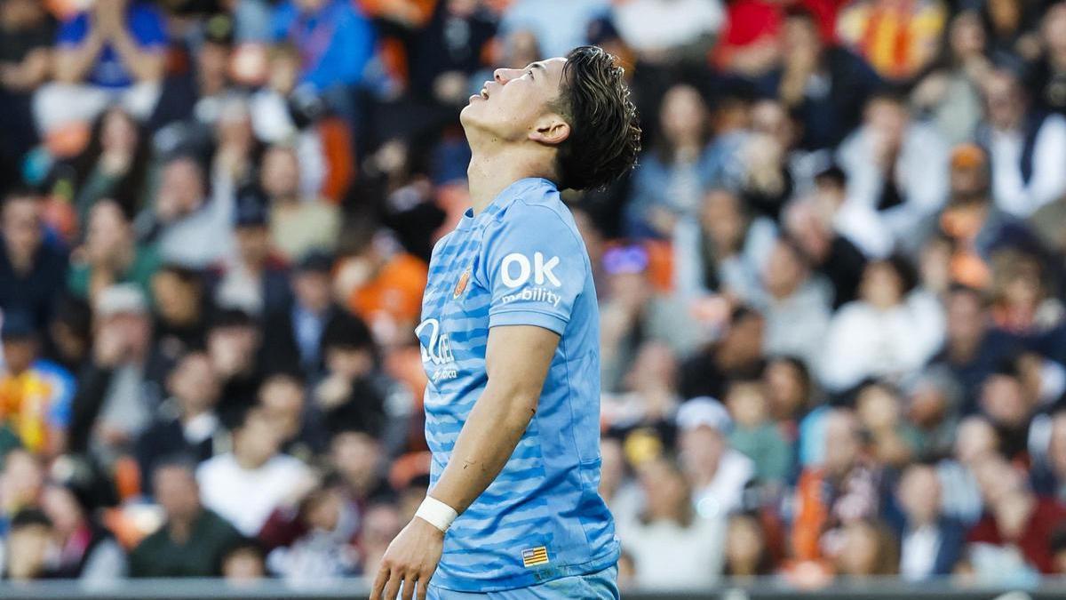Asano se lamenta tras una ocasión errada ante el Valencia.