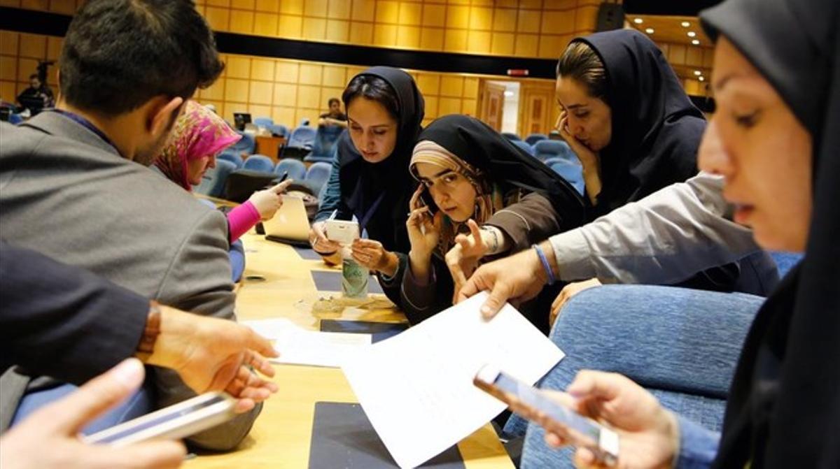 Periodistas iranís siguen el escrutinio de las elecciones legislativas en Teherán.
