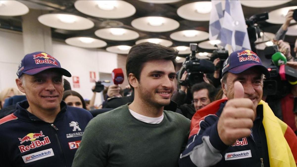 Lucas Cruz, Sainz Júnior y Carlos Sainz sénior, en Barajas