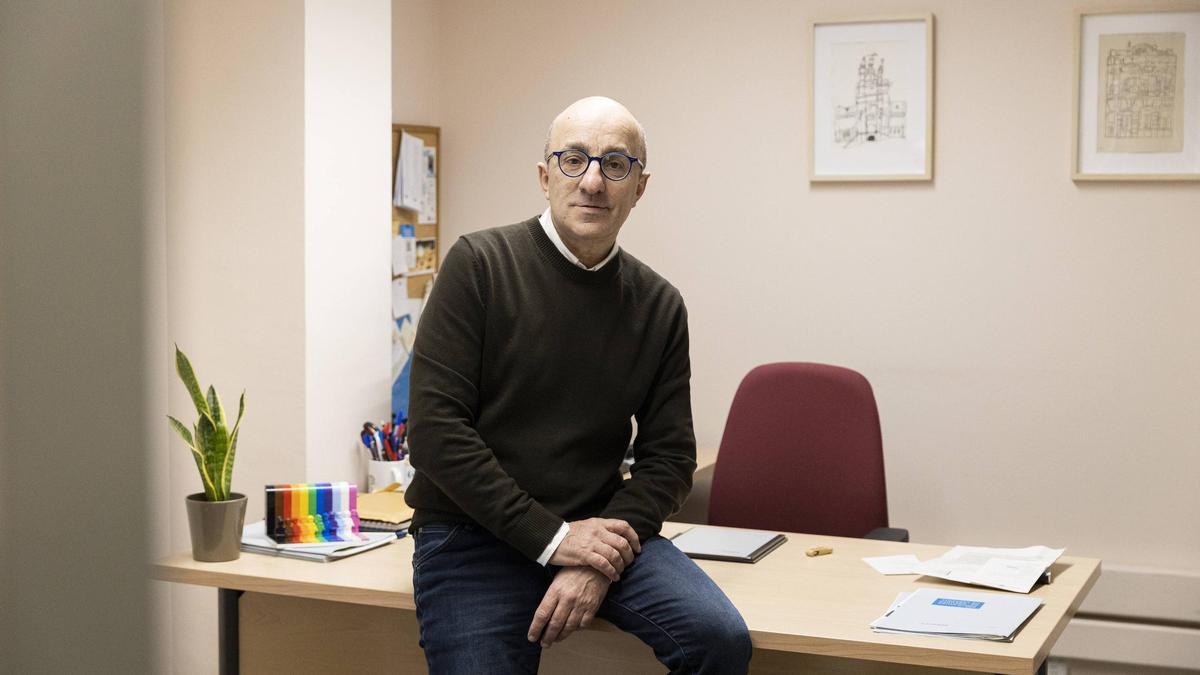 Josep Escartín, recién nombrado presidente del Fòrum de Síndics Locals, en el ejercicio de sus funciones como Síndic de Greuges municipal