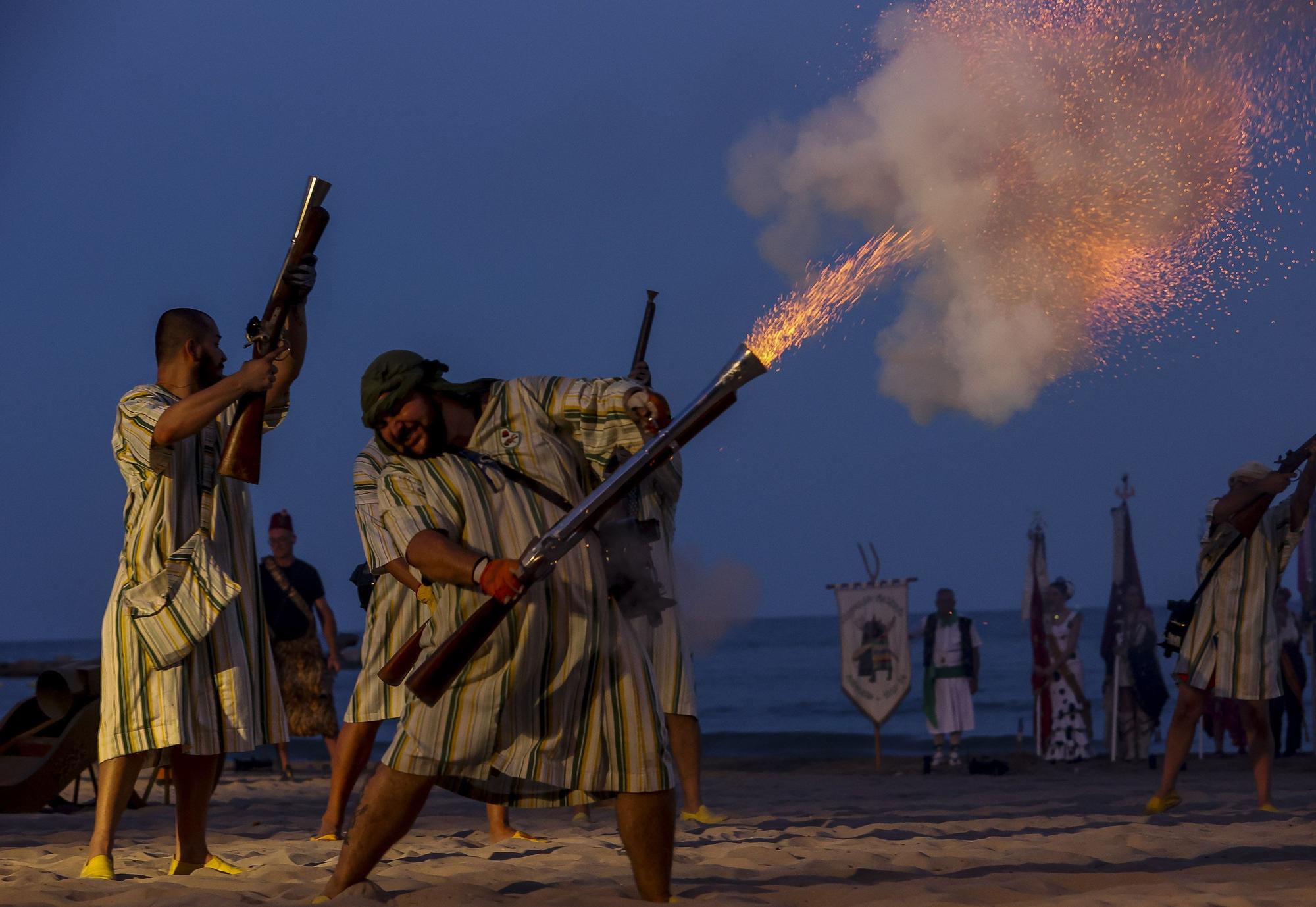 Representación de una batalla medieval en la playa del Postiguet de Alicante