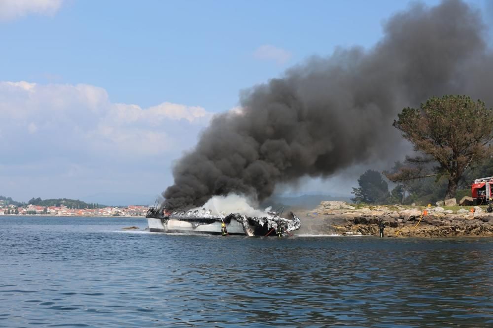 Arde un catamarán de pasajeros en A Toxa