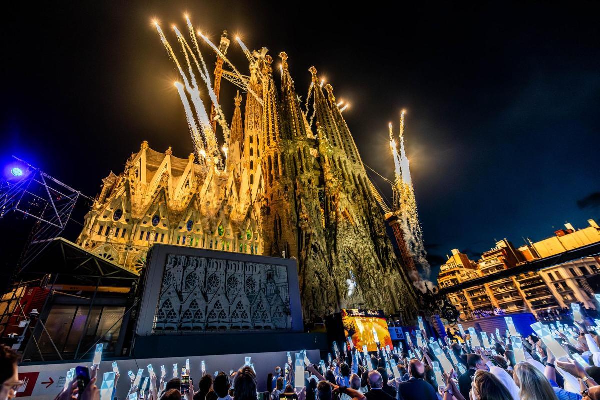 La Sagrada Familia celebra con el Papa la bendición de la Torre de Jesús de Gaudí