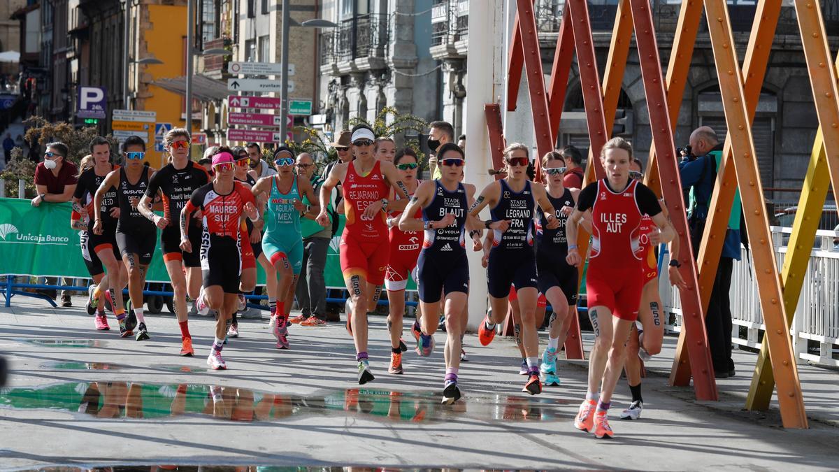 Participantes en una de las pruebas del último Mundial de duatlón desarrollado en Avilés.