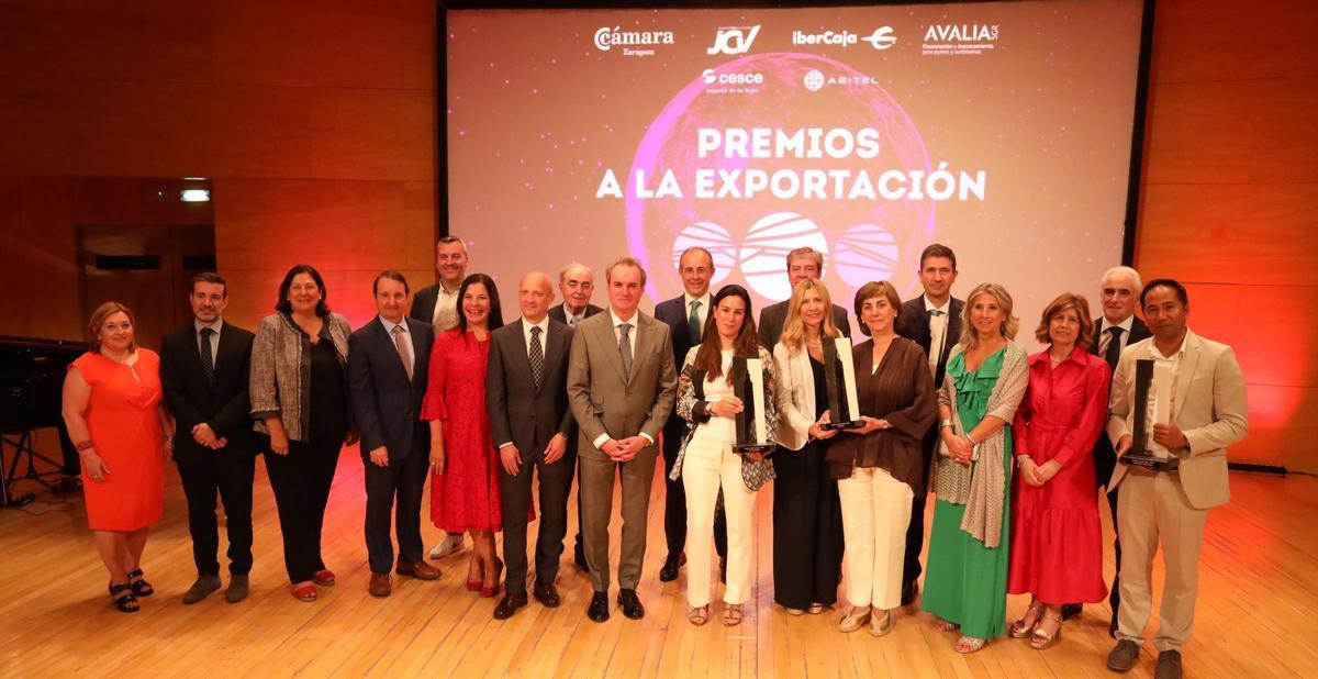 Las empresas ganadoras del Premio a la Exportación 2023 con sus galardones.