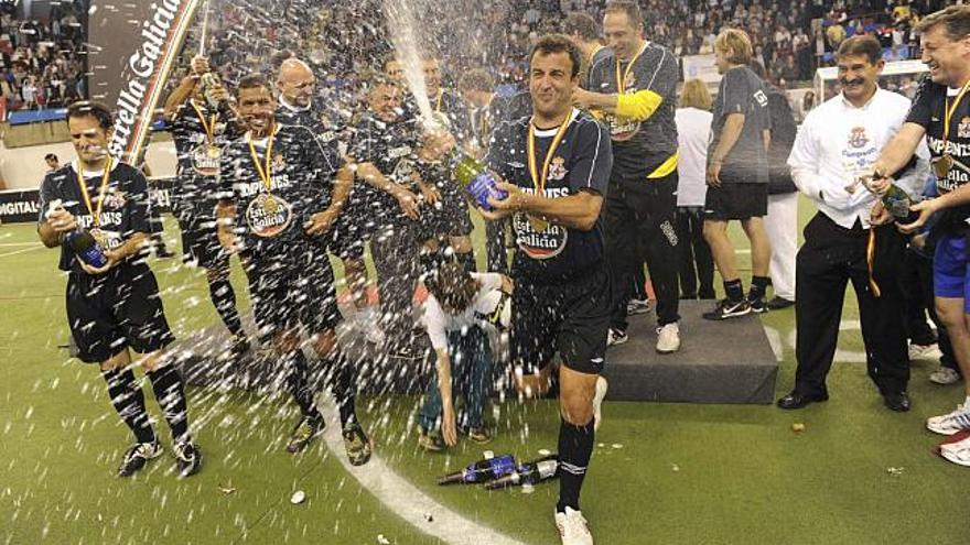 Fran, en primer término, celebra junto a sus compañeros el título de Liga. / fran martínez