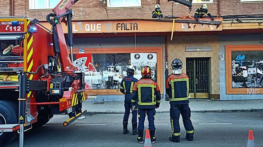 Los bomberos intervienen por un desprendimiento. | José Luis Fernández