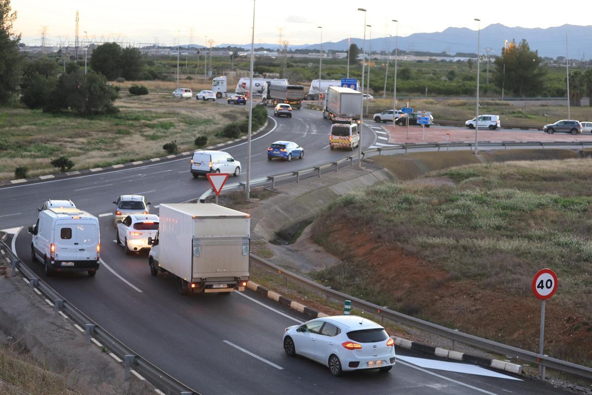 Rotonda próxima a la AP-7 en Castelló, con mayor actividad de tráfico de camiones estos días.