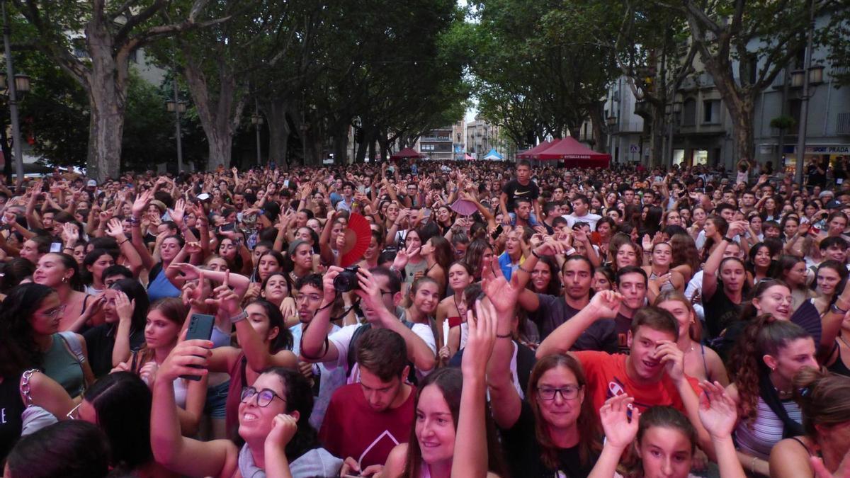 Milers de persones a la Rambla durant el concert de The Tyets a l’Acústica 2022