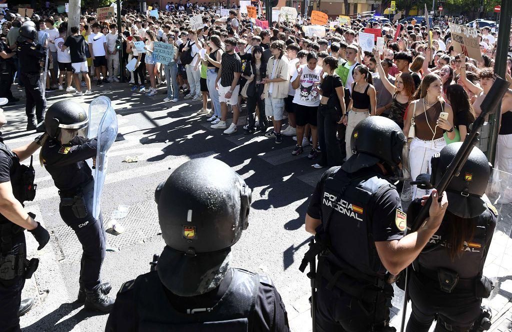 Todas las imágenes de la protesta por la Ebau y las cargas policiales junto a la Consejería de Educación