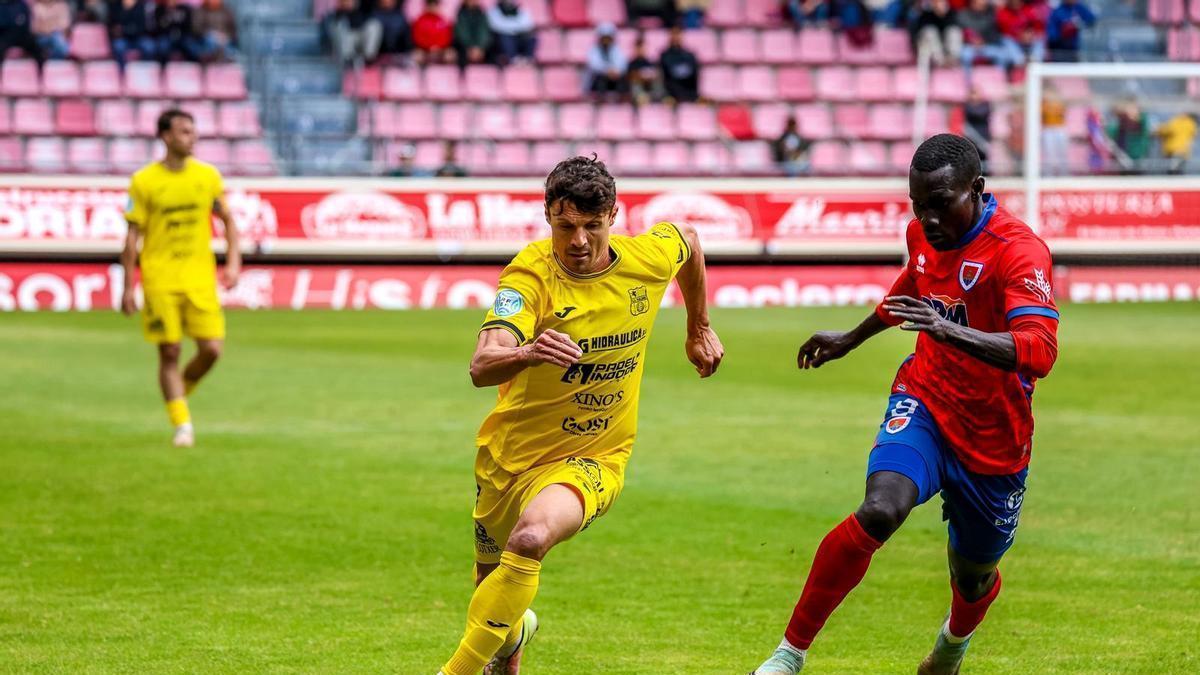 Fullana conduce el balón durante el partido ante el Numancia.