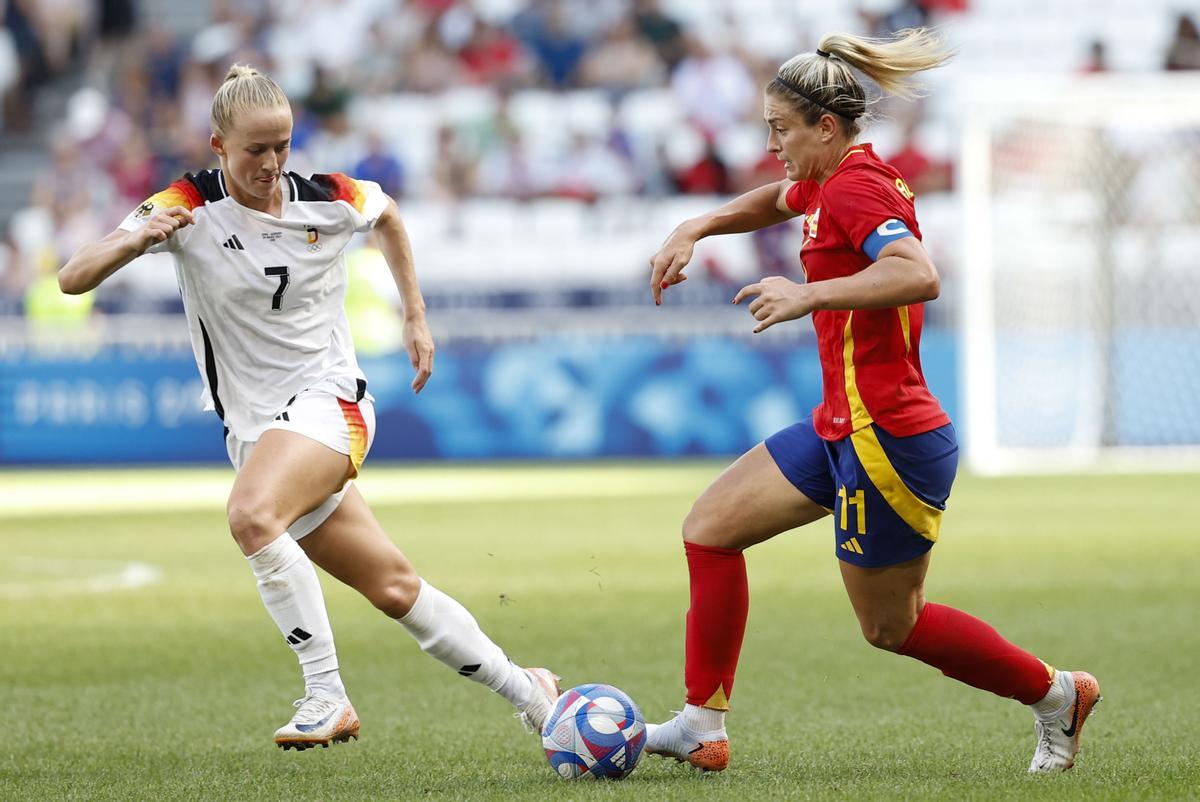 Alexia Putellas en acción ante la jugadora alemana Lea Schueller durante el partido por la medalla de bronce de los Juegos Olímpicos de París 2024 contra Alemania este viernes en el Estadio de Lyon.