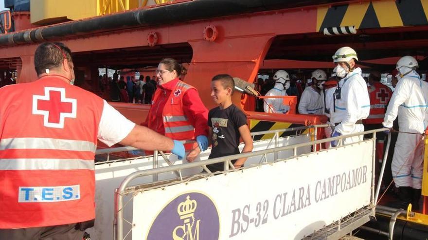 Un menor bajando ayer del buque de salvamento marítimo Clara Campoamor, en el Puerto de Cartagena .