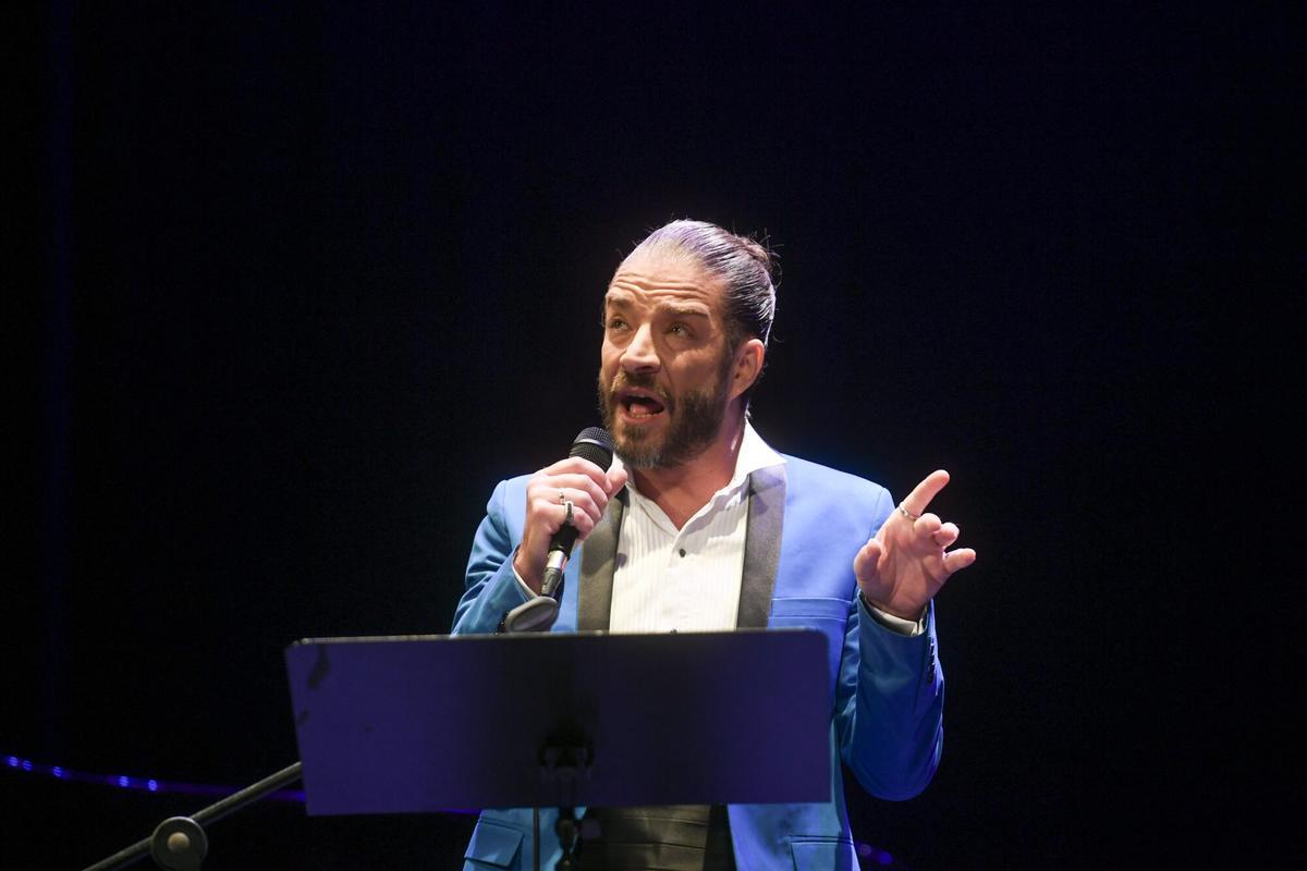 El barítono coruñés reunió a decenas de personas, que hicieron cola para verlo.