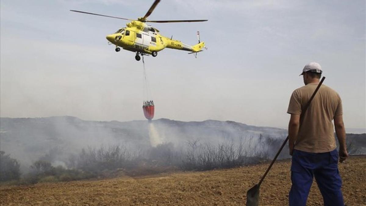 Helicopteros antiincendios trabajan en la extinción del incendio que ayer se inició en la comarca zaragozana de las Cinco Villas.