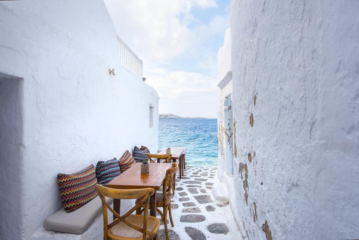 Podrás recorrer las callejuelas de Mykonos que llevan directamente al mar