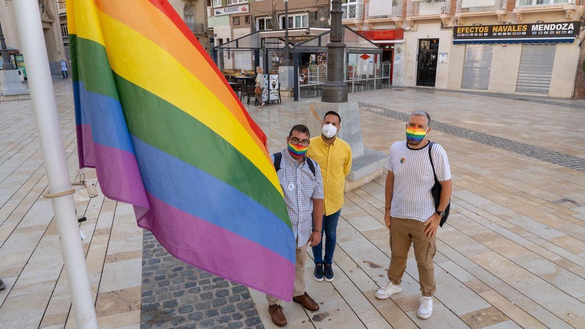 Este lunes se ha izado la bandera arcoíris en el Ayuntamiento de Cartagena.
