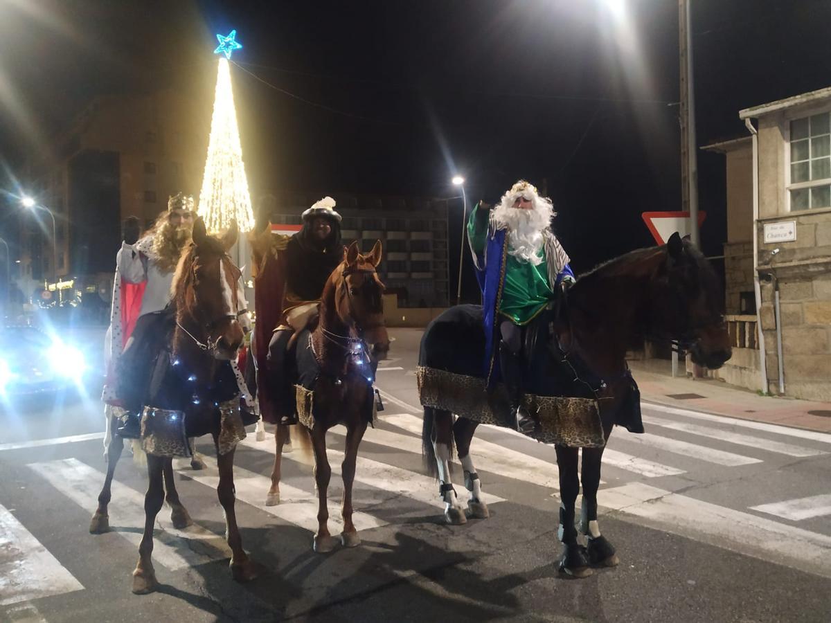 Los Reyes llegaron en caballo a Dena.