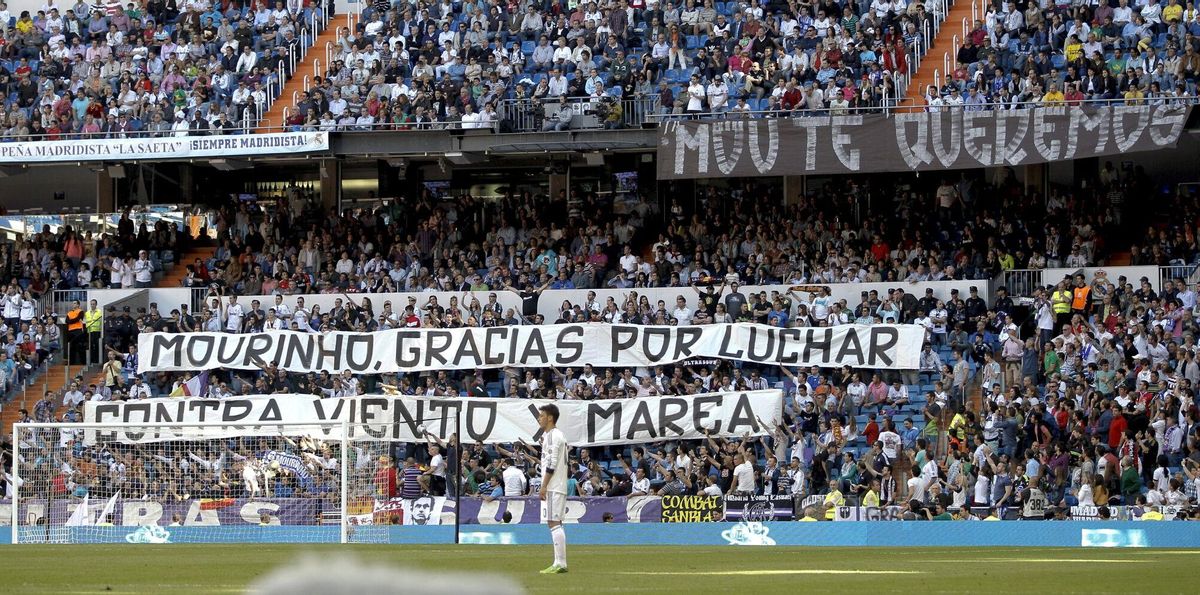FUTBOL PTIMERA DIVISION REAL MADRID Los seguidores ultras del Real Madrid desplegaron una pancarta favorable AL ENTRENADOR JOSE MOURINHO  en el segundo tiempo. | Foto EfeVarias pancartas de despedida al técnico portugués del Real Madrid, José Mourinho, durante el partido de la última jornada de Liga que disputan Real Madrid y Osasuna esta tarde en el estadio Santiago Bernabéu de Madrid. EFE