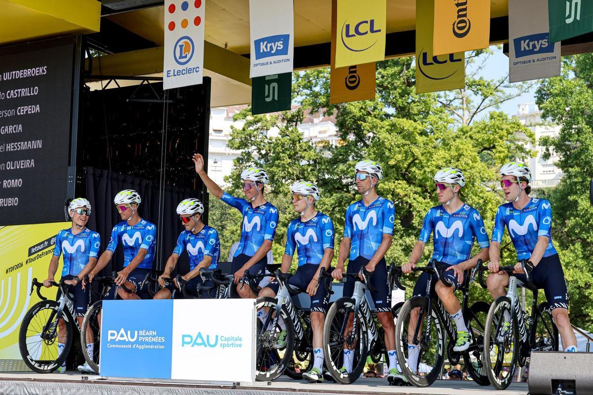 El equipo del Movistar en el podio de salida de Pau.