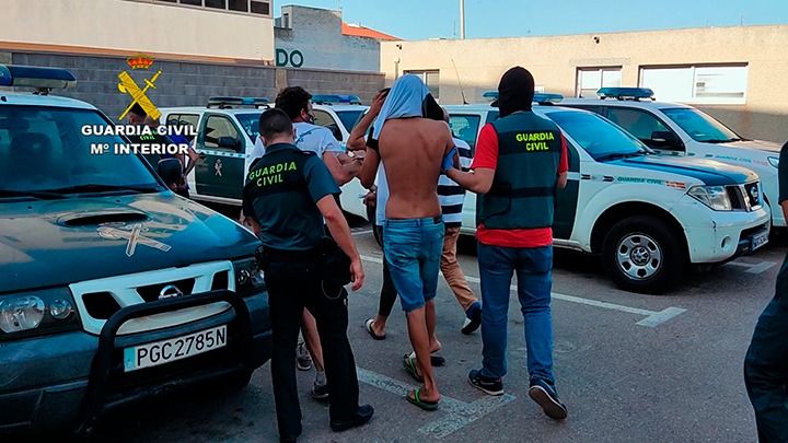 La Guardia Civil detiene en Torrevieja a un grupo criminal que tenía un negocio de viviendas usurpadas