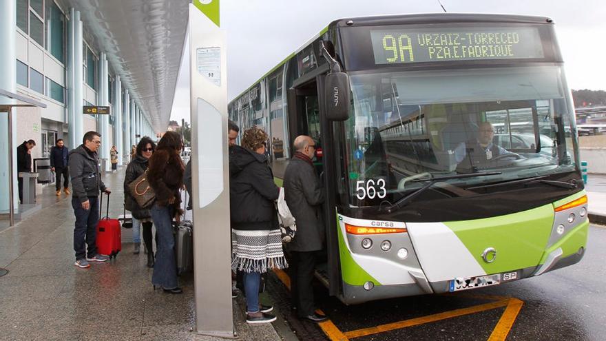 Un &#039;Vitrasa&#039; en la parada del aeropuerto de Vigo // José Lores