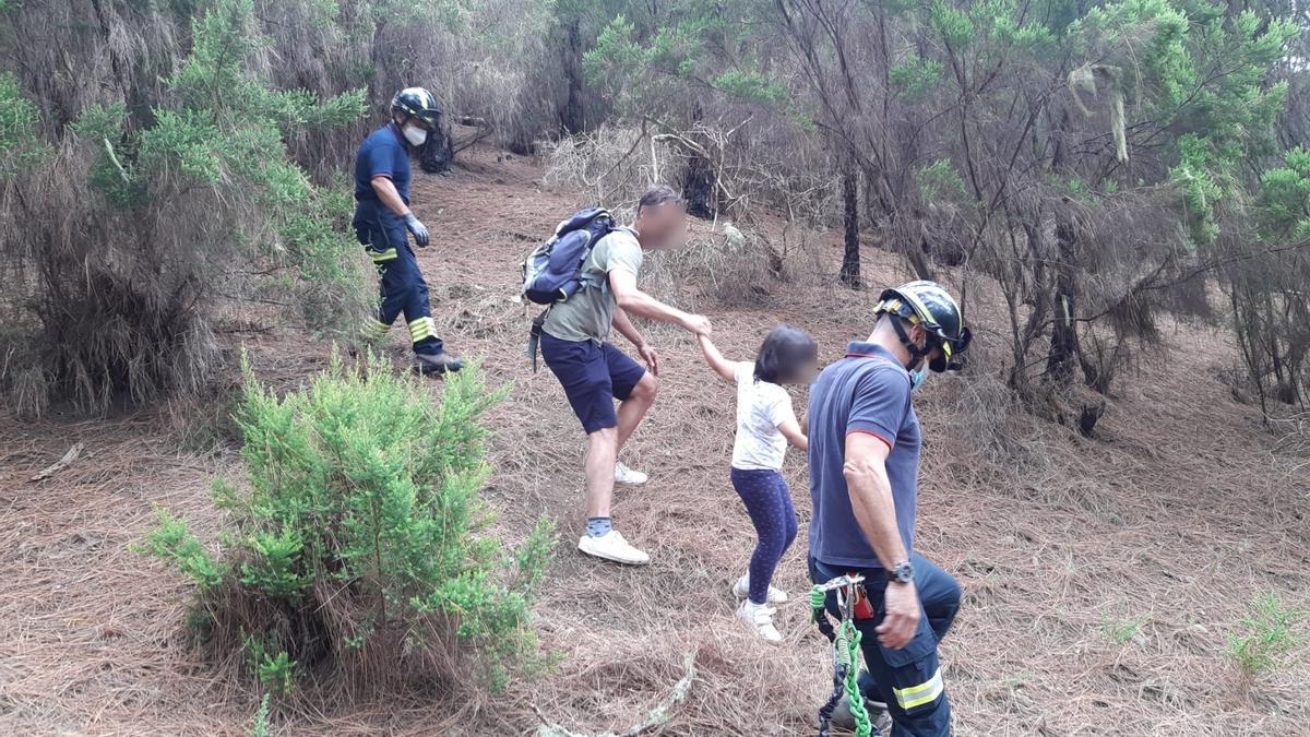 Rescate de un padre y una hija en un sendero del El Rosario.