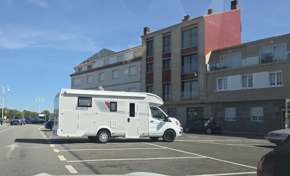 Uno de los vehículos, en la avenida de Beiramar.
