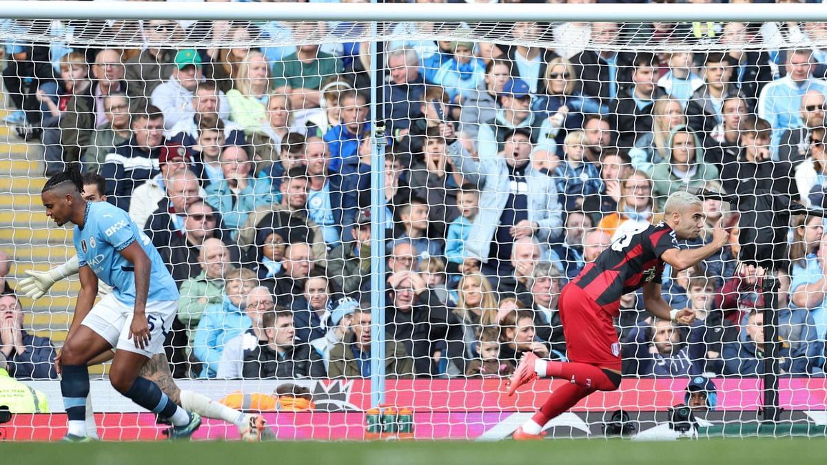 Andreas Pereira celebra su gol al Manchester City en la primera parte ante Akanji.