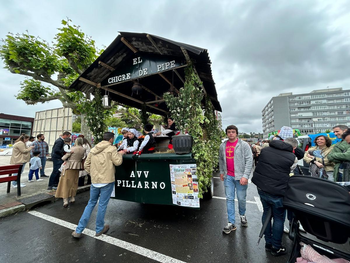 EN IMÁGENES: Castrillón se vuelca con la cabalgata de carrozas y xarrés